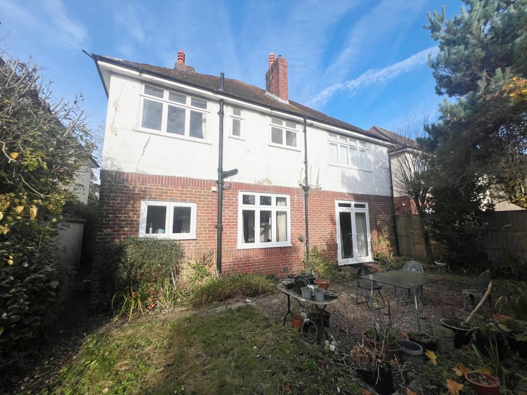 Lot: 83 - DETACHED HOUSE FOR IMPROVEMENT - Rear elevation of house with back garden